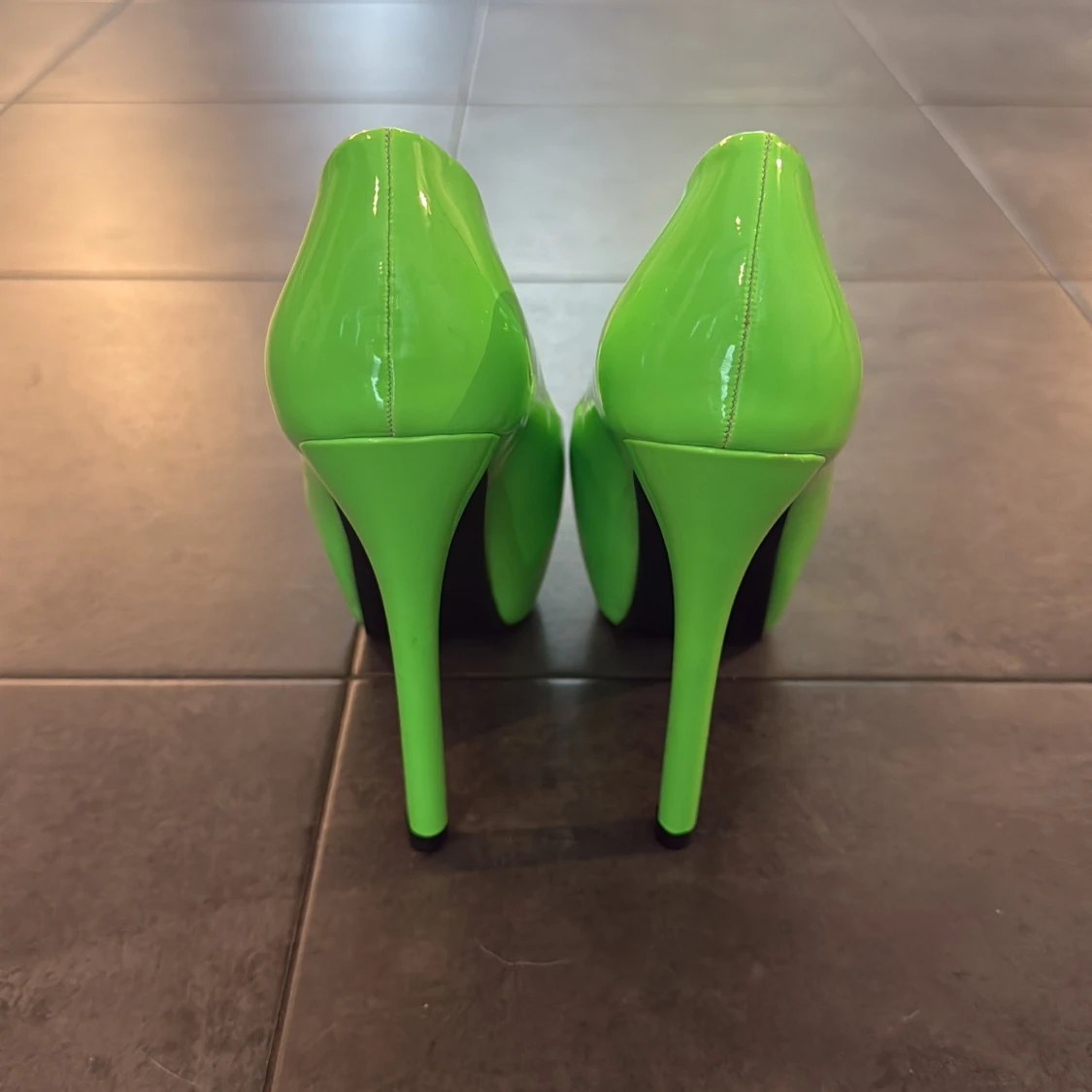 Neongröna platåpumps med 14cm hög klack - 1