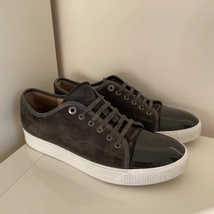 Lanvin Grey elephant  - Säljer nu dessa Lanvin Grey elephant i uk 7 som motsvarar 41-42 där en dustbag ingår , skorna är generellt i fint skick där sulan är tillfixade för att den ska se extra fräscha ut, skriv för fler bilder/frågor🙌🏼