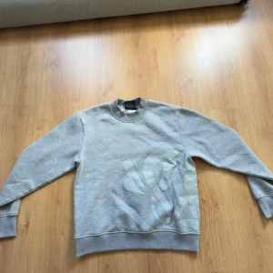 Syna  world sweatshirt  -  grå syna world sweatshirt. Det är en M men passar även S jätte bra. Förpackningen finns😁