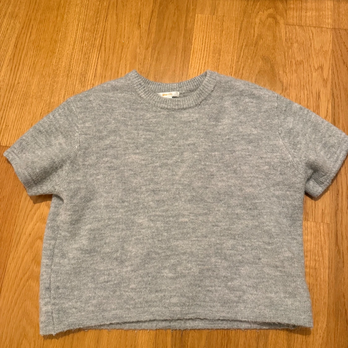 Grå stickad kortärmad tröja Gina Tricot