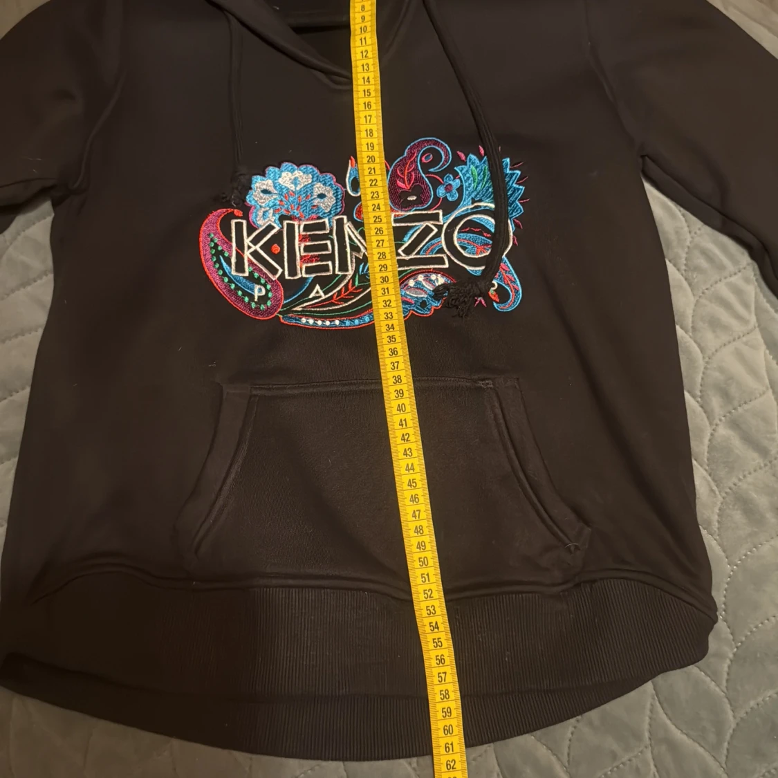 Svart hoodie med brodyr - 3