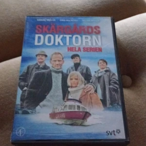 Skärgårdsdoktorn - Hela Serien - Följ med till skärgården och upplev hela serien Skärgårdsdoktorn! Perfekt för dig som gillar spännande berättelser, relationer och vackra miljöer. En svensk klassiker som passar både unga och vuxna.