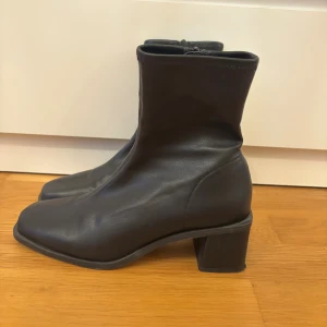 Svarta stövletter från V. Cobler - Snygga svarta stövletter i skinn från V. Cobler med fyrkantig tå och låg klack. Dragkedja på insidan för enkel påtagning❤️använda ett fåtal gånger med små och få ytliga defekter❤️ nypris ligger runt 900kr, skriv vid frågor🥰