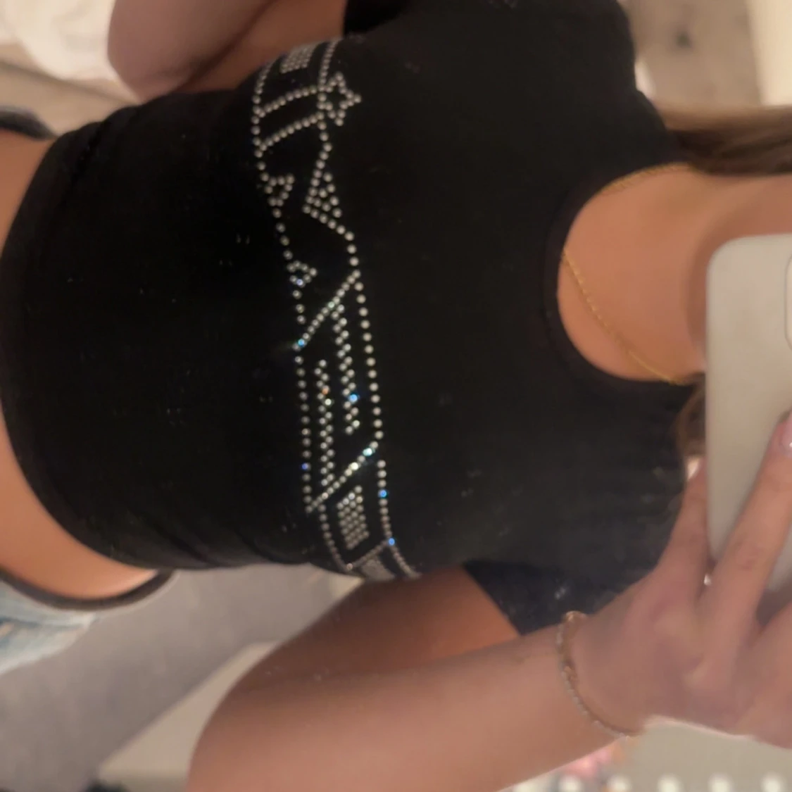 Svart croppad topp med strassdetaljer