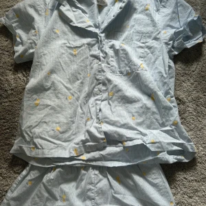 Pyjamas H&M xs - Säljer denna randiga pyjamas från hm med citroner på, använd få gånger behöver dock strykas, och är i nyskick!
