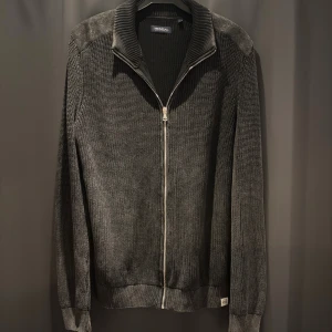 Cardigan - Tja, säljer en Cardigan från märket Neal. Storlek M. Skick 10/10. Nypris 3000, mitt pris 529. Hör av dig vid frågor o funderingar!