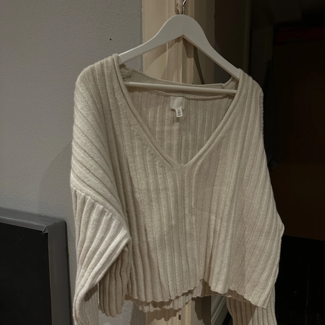 Beige ribbad croppad stickad tröja