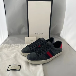 Gucci ace skor  - Säljer nu dessa super snygga Gucci ace skor i uk 7,5 som passar 41,5 där box och Gucci papper ingår (ej dustbag) Skorna är mycket bra skick, skriv för fler bilder/frågor🙌🏼