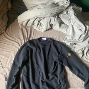 Stone Island 14 sweatshirt - Mörkblå Stone Island junior sweatshirt i mycket bra skick. Har även samma tröja i vit och grön som finns på min profil. Vi kan diskutera priset.