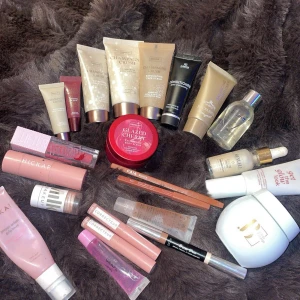 Gott och blandat  - Allt från hudvård till smink och hår. Vissa helt oanvända och andra lite mer använda. Kan köpas var för sig eller allt ihop. Milk highlighter har mycket produkt kvar men går ej att skruva upp, nästan oanvänd läpp glans från maybelline, ungefär 1/4 av hickaps primer kvar, lite kvar av hickap blushen. Läppskrubb, schampo och balsam, bryn penna och highlighter från kicks, kräm, glow kräm, glow serum, body lotion och skrubb, 