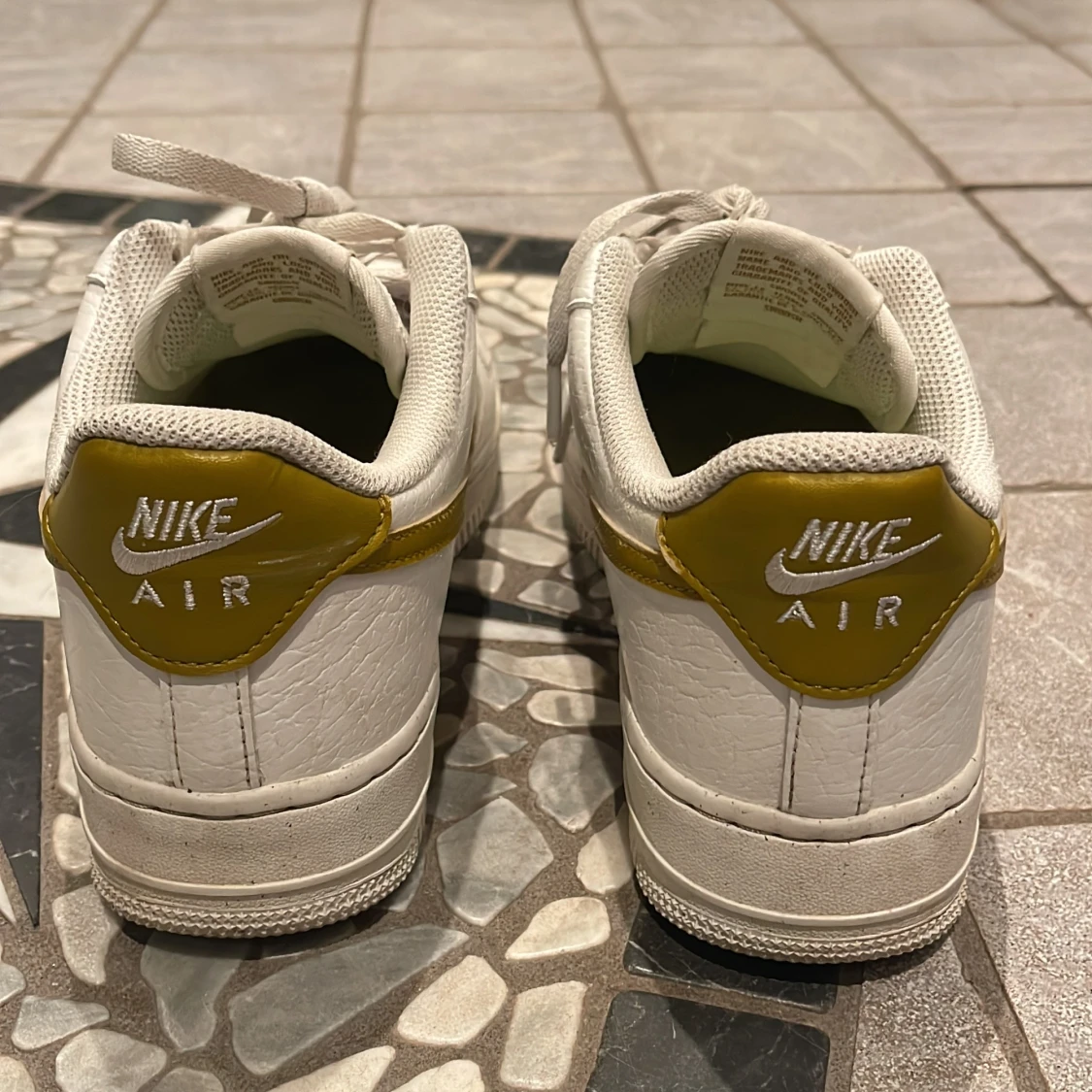 Nike Air Force 1 vit/grön strl 40 - 2