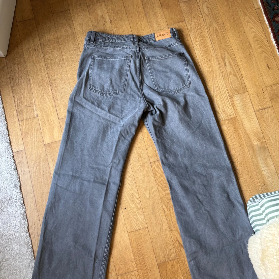 Grå jeansbyxor från Monki, raka