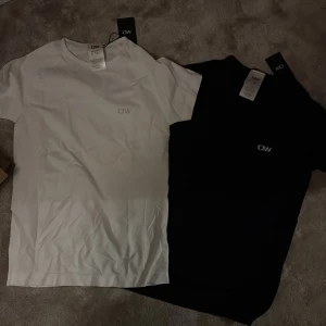 ICANIWILL t-shirt svart & vit - Helt oanvända sport T-shirts. Säljer för 350kr styck. Två stilrena t-shirts från ICANIWILL, en i vit och en i svart. Båda har kort ärm, rund halsringning och diskret ICANIWILL-logga på bröstet. Tillverkade i mjuk bomull som känns skön mot huden. Perfekt för en clean och enkel look.