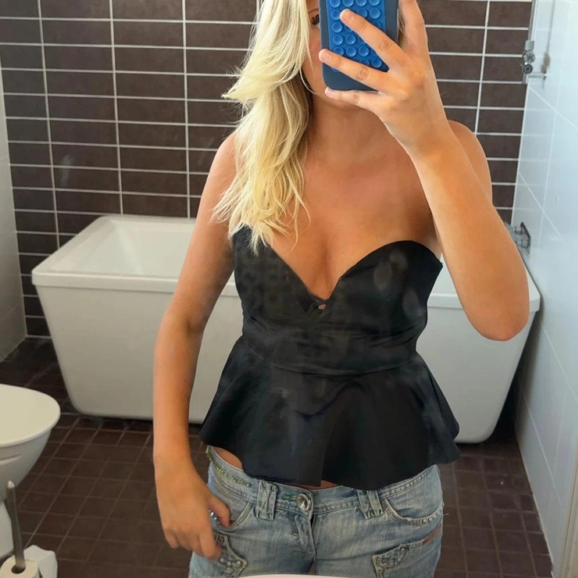 Svart axelbandslös peplum-topp - 1