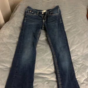 Mörkblå jeans  - Säljer ett par mörkblå flare jeans i strl 158 💞