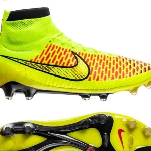 Nike Magista Obra II fotbollsskor gul - Nike Magista Obra II fotbollsskor i neon-gult med röda och svarta detaljer. Skorna har hög strumpkrage, snörning och svart Nike-logga på sidan. Ovandelen är i syntetmaterial med mönstrad struktur för bättre bollkontroll. Sulan har fasta och utbytbara dobbar för gräsplan. Nästan helt oanvända!