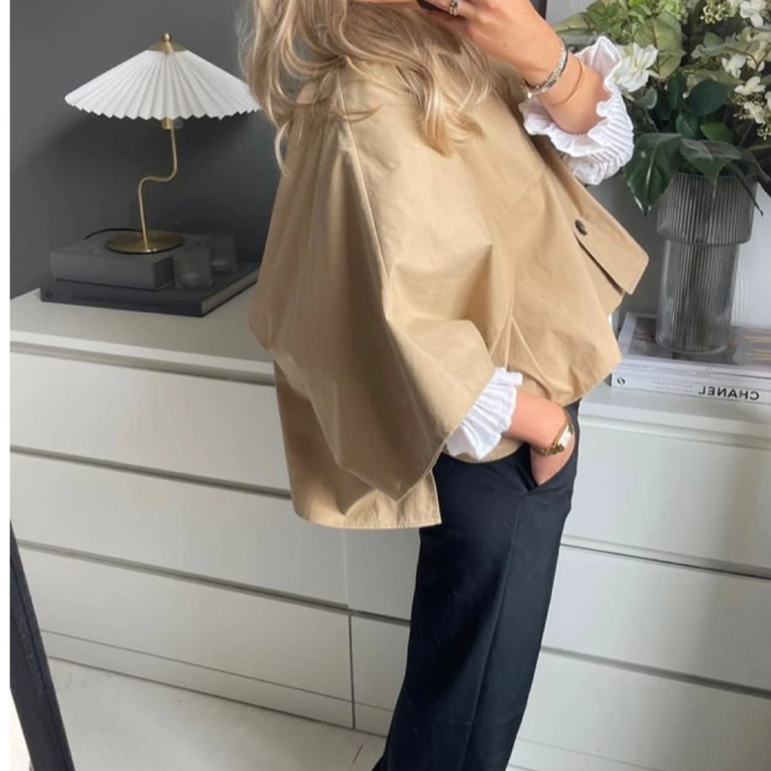 Beige croppad trenchcoat med knappar - 1