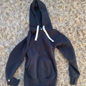 Russemerch zip hoddie - Säljer min russemerch hoddie på grund av att den inte kommer till användning, använt kanske 3-4 gånger!