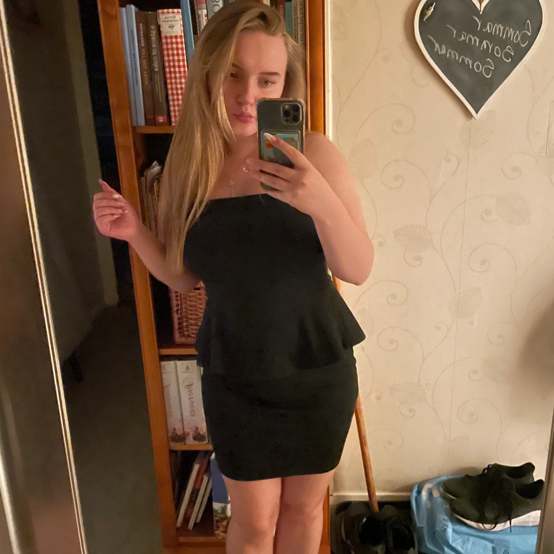 Svart axelbandslös peplumklänning - 3