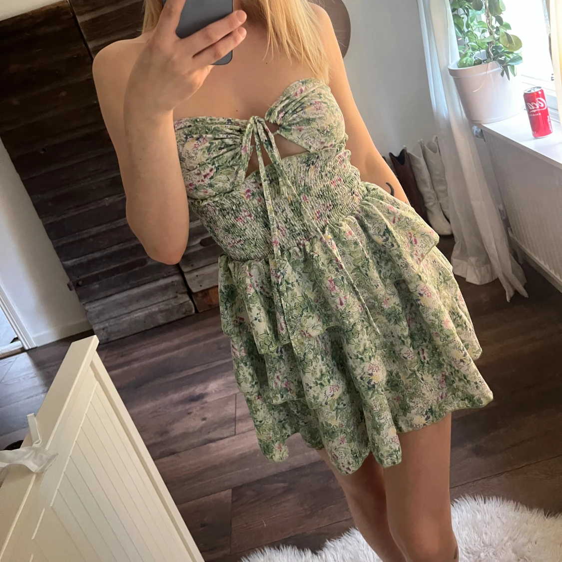 Grön blommig kortklänning med volang - 1