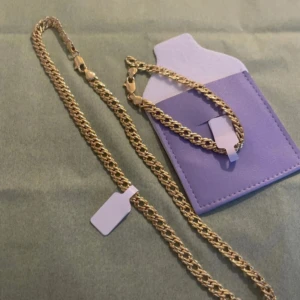 Bismarck halsband och armband 18K pläterade  - Säljer ett set med halsband och armband i 18K guldpläterade (750-stämplad). Kedjorna har snyggt tvinnad design och blanka ytor som ger en lyxig känsla. Kommer med annan snygg velvet bagg
