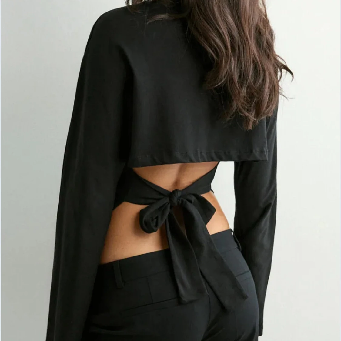 Svart långärmad topp med öppen rygg