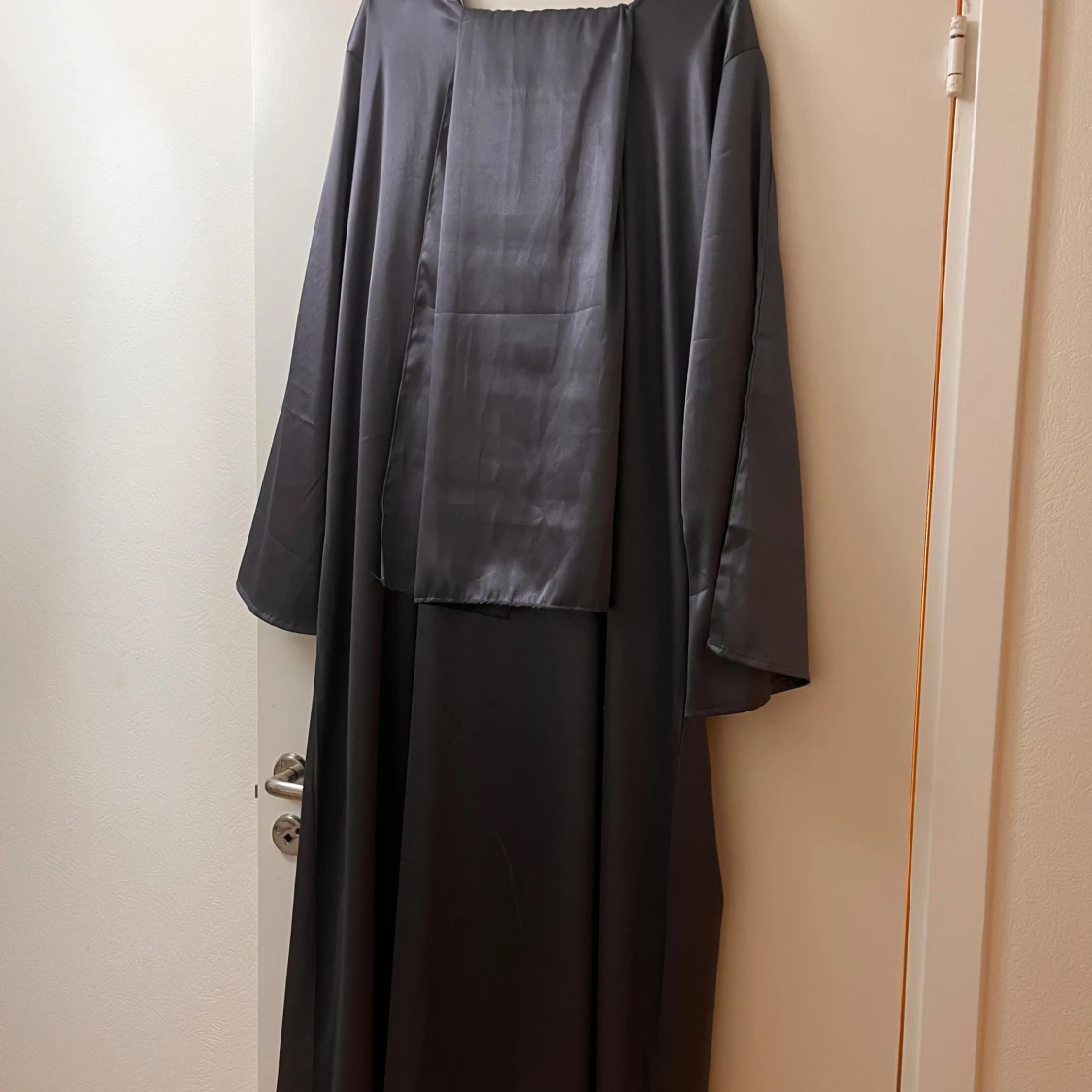 Grå/mörkblå färgad långklänning i satinlook - 1