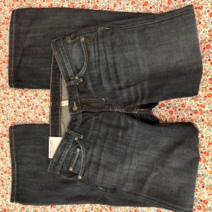Bootcut jeans  - Bootcut jeans från weekday, har normalt storlek 36 i jeans och tog 30/32 i dessa. De sitter lite för löst i midjan och sitter lite mer som baggy bootcut på mig. Sprillans nya, sjukt fin färg och skönt material❣️