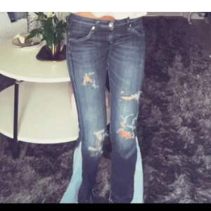 Bootcut low waist jeans  - Unika blå jeans med bootcut och slitningar framtill. Bakfickorna har coola hjärtformade detaljer med sömmar. Jeansen har låg midja och är tillverkade i klassiskt denimtyg. Perfekta för dig som vill sticka ut med en edgy och trendig look. Har sytt de från skinny o gjort hål själv. Super snygga verkligen