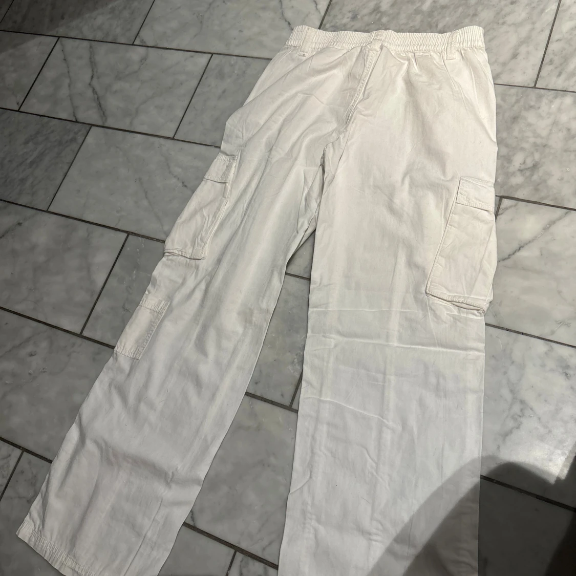 Vita cargobyxor från Divided, stl 34 - 1