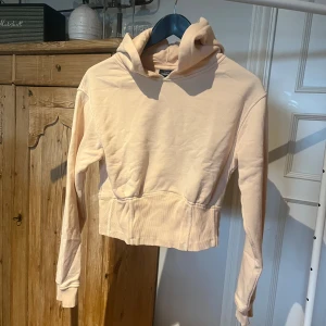 Aprikosfärgad hoodie  - Midjekort aprikosfärgad hoodie 