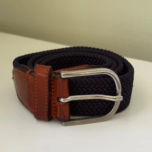 Saddler Flätat Bälte  - Marinblått flätat bälte av märket Saddler! Bältet är 80 cm långt! Ny pris 700 kr! Priset är ej hugget i sten och vid frågor eller funderingar, tvivla inte på att höra av dig!