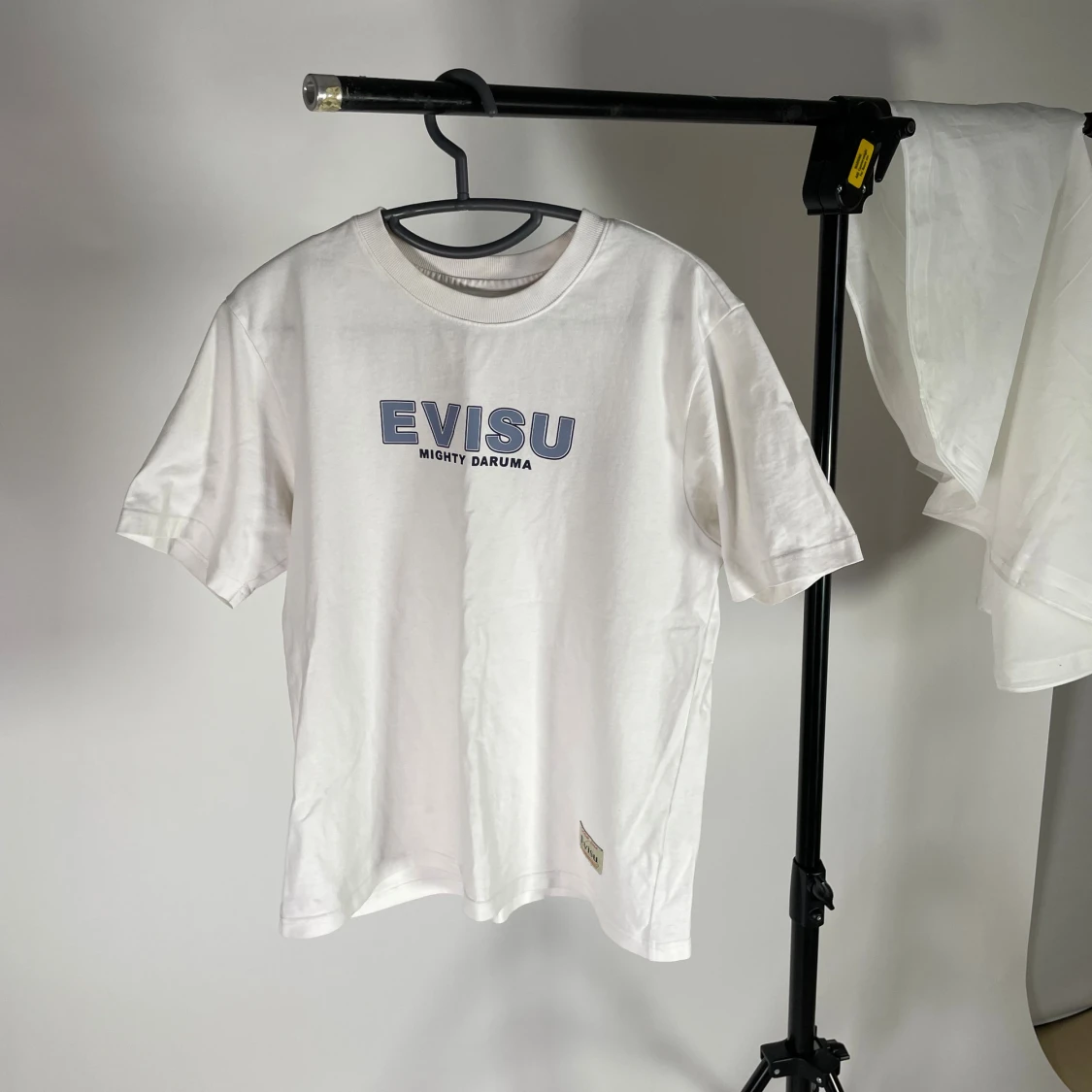 Vit Evisu t-shirt med blå tryck