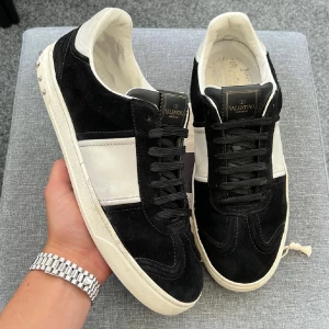 Valentino flycrew - Säljer ett par schyssta Valentino Flycrew i svart. Skicket är 7,5/10. Strl 44. Endast skor ingår! Hör av dig vid frågor eller funderingar!