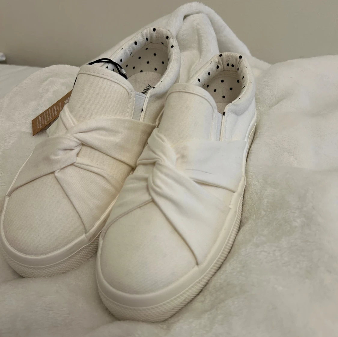 Vita slip-on sneakers med knut - 1