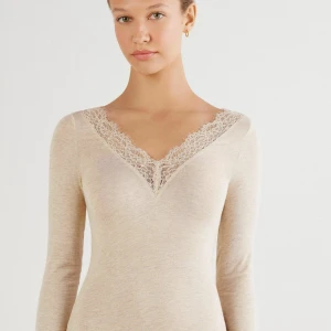 Beige långärmad topp med spets - Intimissimi tröja, köpt för ett tag sen men inte använt så mycket då jag inte tycker den passar så bra på mig. 