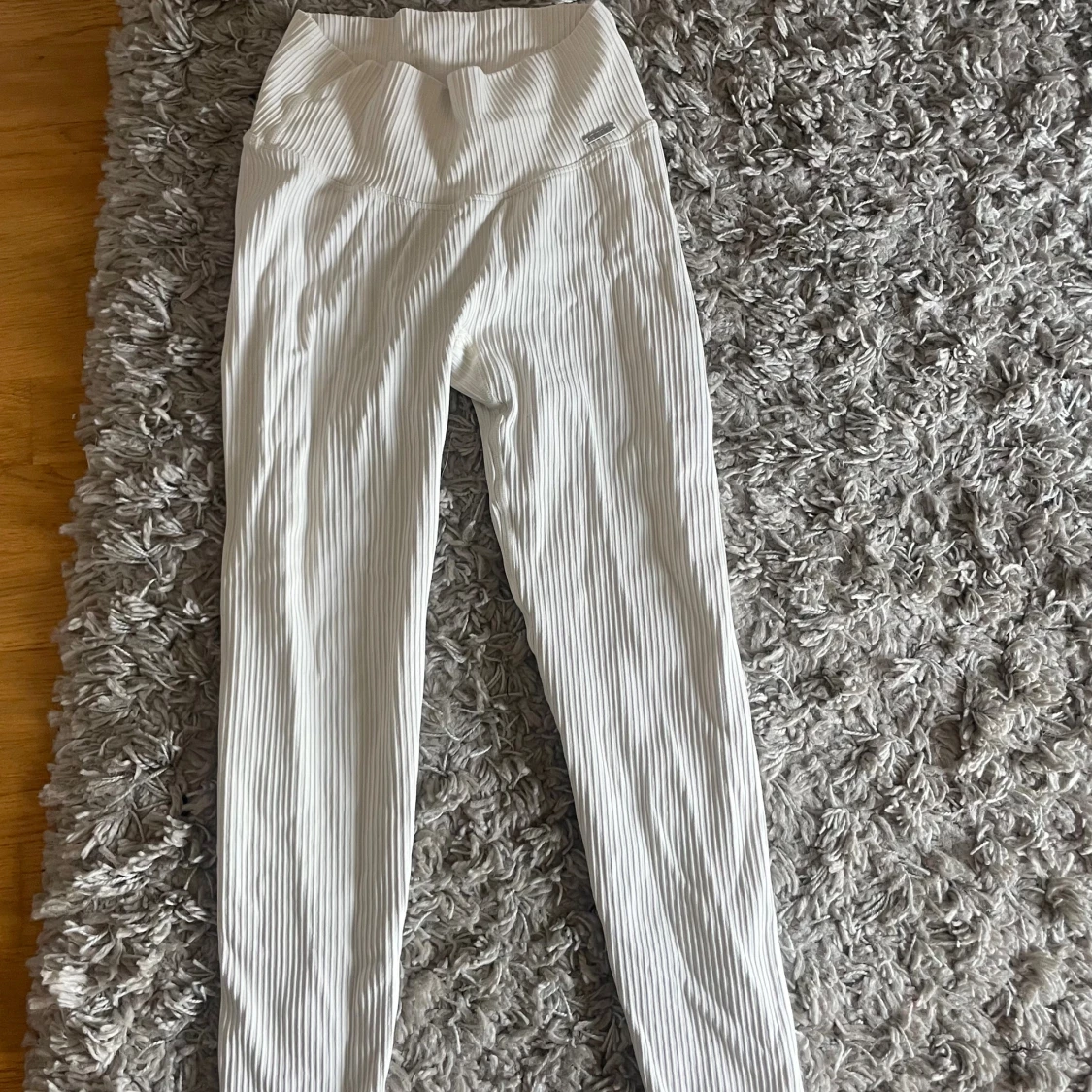 Vita ribbade leggings med hög midja