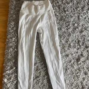 Vita ribbade leggings med hög midja - Säljer ett par vita ribbade leggings med hög midja. 