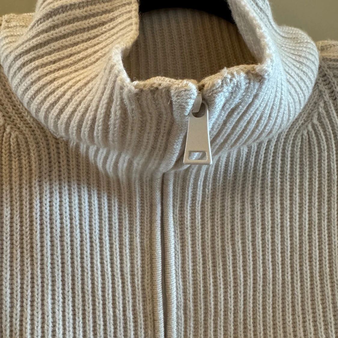 Ärmlös benvit ribbstickad half zip tröja - 3