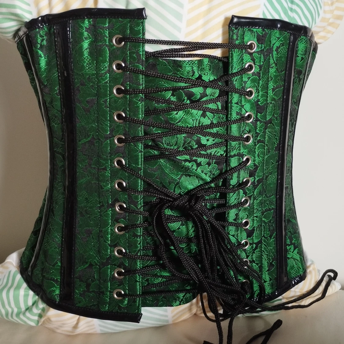 Underbystkorsett 22 med lack detaljer och grön brokad - 2