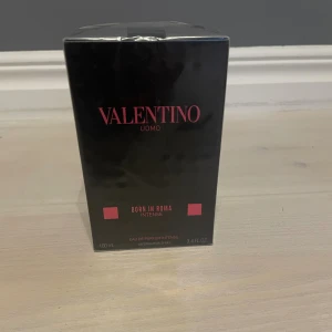 Valentino Uomo Born In Roma Intense - Stilren parfym från Valentino, Born In Roma Intense. Volym: 100 ml. Ingredienser inkluderar alkohol, parfym, aqua, limonene, linalool, citral m.m. Tillverkad i Frankrike. Perfekt för dig som vill sticka ut med en exklusiv doft.