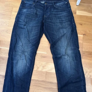 Jeans - Jack & Jones  - Modellen på jeansen heter Tapered Mike. De är i storlek 34/34 och har bra passform. Mycket bra skick. Bara att skriva vid frågor eller funderingar.
