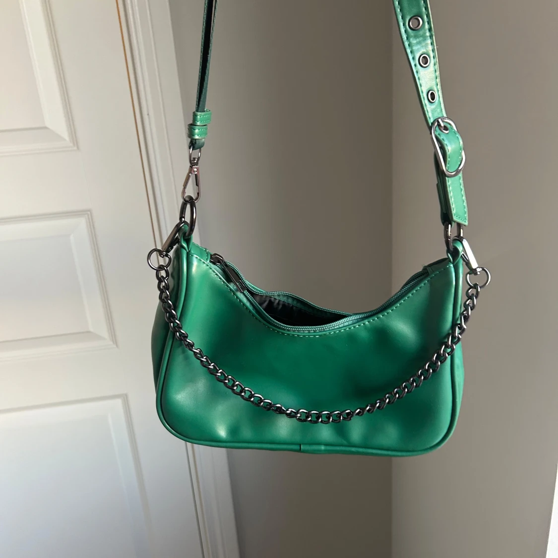 Grön axelväska med kedjedetalj - 1