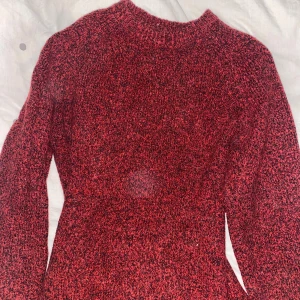 Rödmelerad stickad tröja från H&M❤️ - Säljer en rödmelerad stickad tröja från H&M. Tröjan har en klassisk rund halsringning och långa ärmar. Den är mjuk och skön, perfekt för kyligare dagar. Färgen är en mix av rött och svart som ger en snygg melerad effekt.❤️❤️ Kp för fler bilder