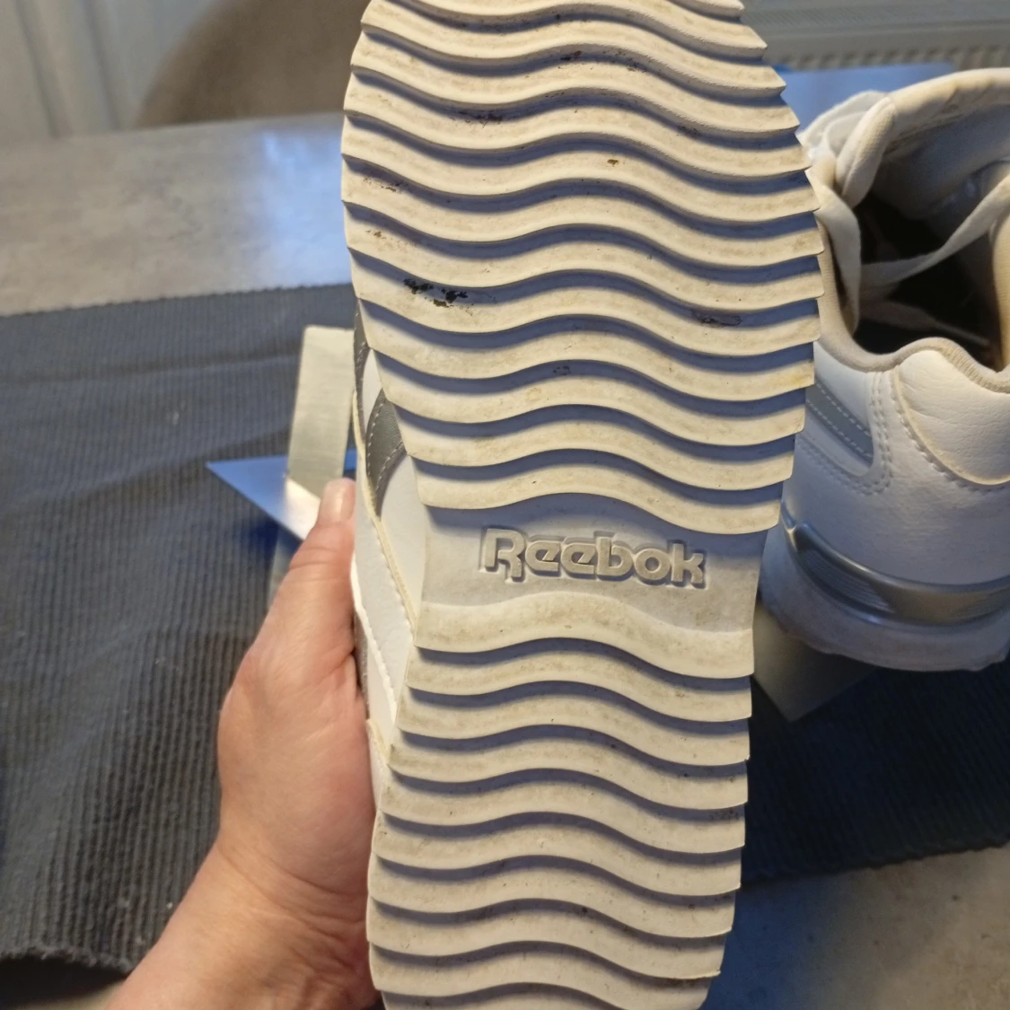 Vita Reebok sneakers med silverdetaljer - 3