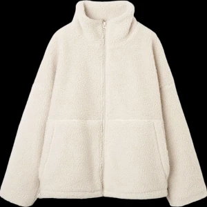 Beige teddyjacka med dragkedja - Mysig beige teddyjacka med hög krage och dragkedja framtill. Helt oanvänd💕