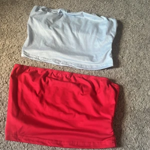 2-pack bandeau tubtoppar från SHEIN - Två bandeau tubtoppar från SHEIN i storlek S. En är ljusblå och den andra är röd, båda i mjuk och stretchig polyesterblandning. Perfekta att styla till jeans eller kjol för en enkel och trendig look.