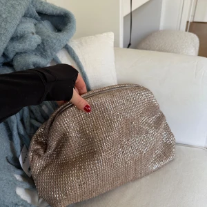 Glittrig flätad kuvertväska - Super cool kuvertväska som skimrar i guld, aldrig använd med prislapp kvar💛💛💛