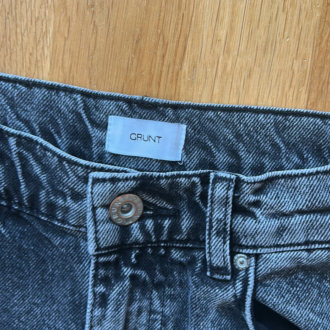 Grå raka jeans från Grunt, stl 27 - 1