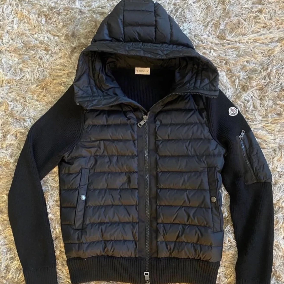 Svart Moncler pufferjacka med huva